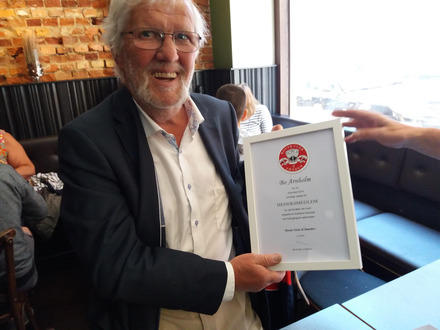 Bosse Arnholm fick sitt diplom verantvardat p puben The Rover