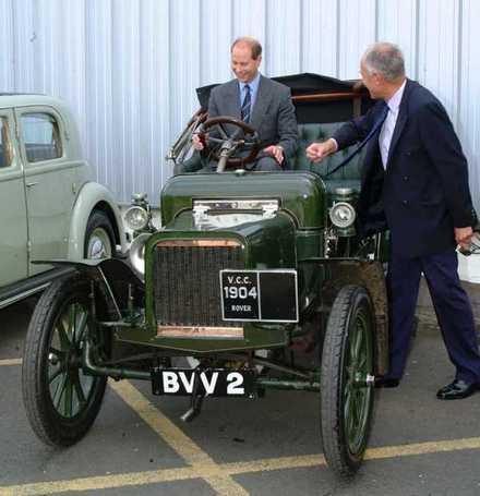 <I>Prins Edward testsitter en av de allra först byggda roverbilarna, en Rover 8hp från 1904. Bilens ägare, Kent Robinson, förklarar bilens egenskaper.</I>